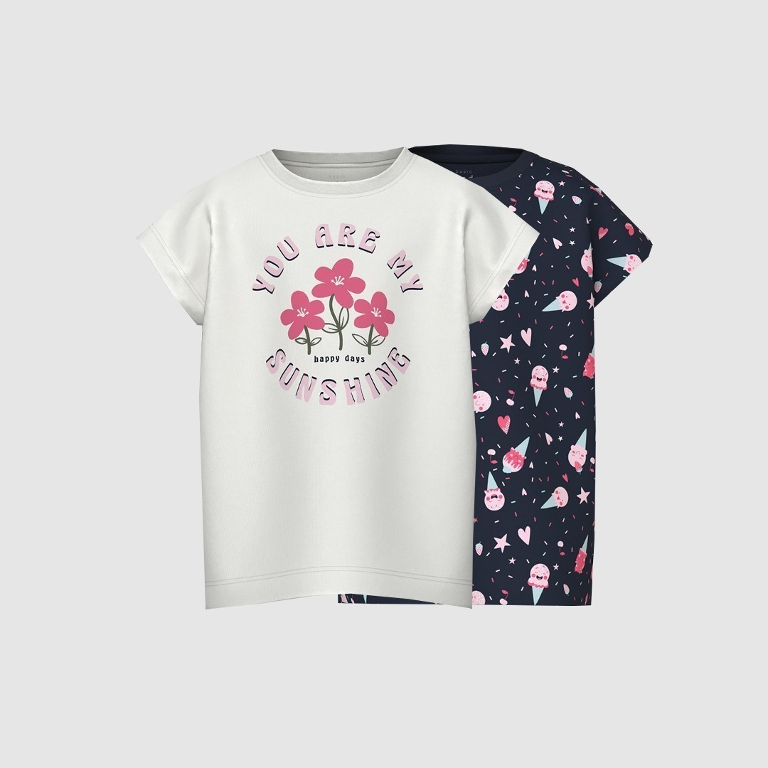 Zwei T-Shirts: Ein weißes mit dem Text „YOU ARE MY SUNSHINE“ und Blumenmotiven, sowie ein dunkelblaues mit bunten Mustern von Eistüten und Herzen. Zwei T-Shirts: Ein weißes mit dem Text "YOU ARE MY SUNSHINE" und Blumenmotiven, sowie ein dunkelblaues mit bunten Mustern von Eistüten und Herzen.