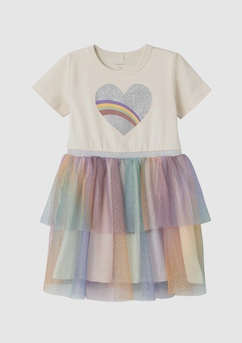 Ein Kleid mit einem weißen Oberteil und einem bunten, schwingenden Tüllrock in Pastellfarben. Auf dem Oberteil ist ein Herz mit einem Regenbogen. Ein Kleid mit einem weißen Oberteil und einem bunten, schwingenden Tüllrock in Pastellfarben. Auf dem Oberteil ist ein Herz mit einem Regenbogen.