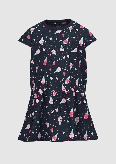 Ein schwarzes Kleid mit buntem Muster aus Eiskristallen, Herzen und Sternen. Ein schwarzes Kleid mit buntem Muster aus Eiskristallen, Herzen und Sternen.