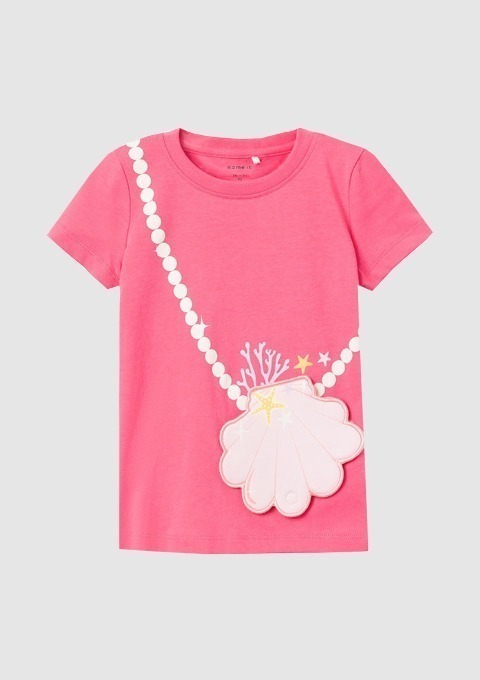 Ein pinkes T-Shirt mit einem Aufdruck in Form einer Muschel und Perlen. Ein pinkes T-Shirt mit einem Aufdruck in Form einer Muschel und Perlen.