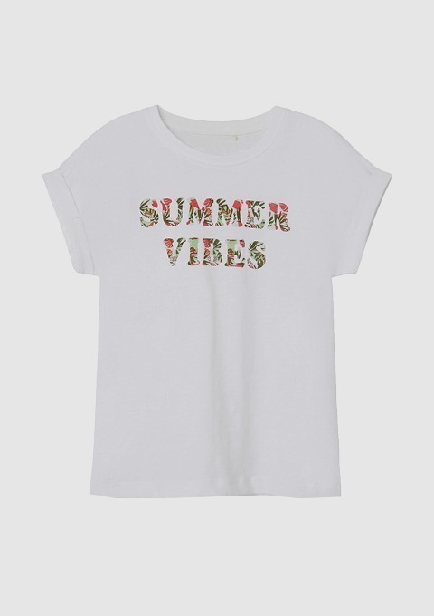 Ein weißes T-Shirt mit dem Aufdruck „SUMMER VIBES“ in bunten floralen Buchstaben. Ein weißes T-Shirt mit dem Aufdruck "SUMMER VIBES" in bunten floralen Buchstaben.