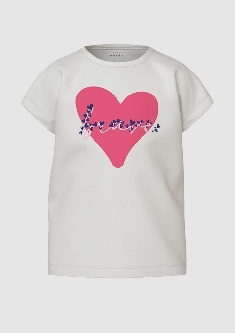Weißes T-Shirt mit einem großen pinken Herz und dem Schriftzug „Liebe“. Weißes T-Shirt mit einem großen pinken Herz und dem Schriftzug "Liebe".