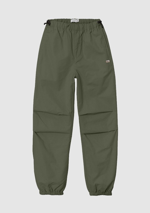 Eine grüne Sporthose mit elastischem Bund und Kordelzug. Eine grüne Sporthose mit elastischem Bund und Kordelzug.