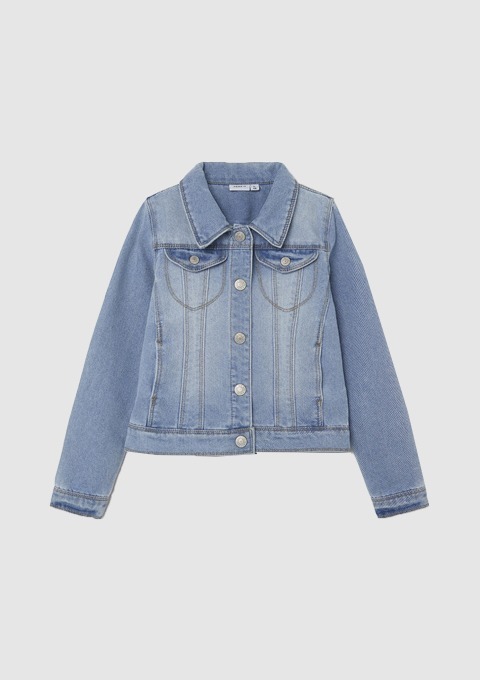 Eine blaue Jeansjacke mit klassischem Kragen und Druckknöpfen. Eine blaue Jeansjacke mit klassischem Kragen und Druckknöpfen.