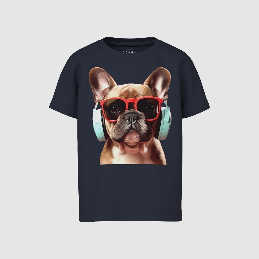 Ein dunkelblaues T-Shirt mit einem Aufdruck eines französischen Bulldoggenhundes, der rote Sonnenbrillen und Kopfhörer trägt. Ein dunkelblaues T-Shirt mit einem Aufdruck eines französischen Bulldoggenhundes, der rote Sonnenbrillen und Kopfhörer trägt.