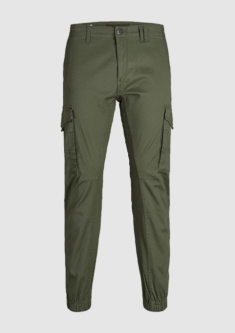Grüne Cargo-Hose mit elastischem Bund und seitlichen Taschen. Grüne Cargo-Hose mit elastischem Bund und seitlichen Taschen.