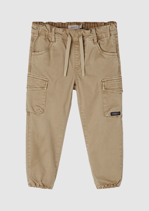 Beige Kinderhose mit Gummizug und Seitentaschen. Beige Kinderhose mit Gummizug und Seitentaschen.