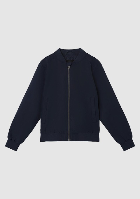 Eine navyfarbene Bomberjacke mit Reißverschluss und langen Ärmeln. Eine navyfarbene Bomberjacke mit Reißverschluss und langen Ärmeln.