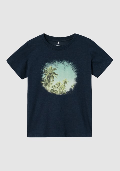 Ein schwarzes T-Shirt mit einem Grafikdruck von Palmen in einem runden Muster. Ein schwarzes T-Shirt mit einem Grafikdruck von Palmen in einem runden Muster.