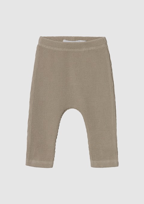 Beige Kinderhose aus Waffelstoff. Beige Kinderhose aus Waffelstoff.