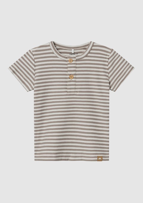 Ein gestreiftes T-Shirt in beige und braun mit Knöpfen und einem kleinen Logo. Ein gestreiftes T-Shirt in beige und braun mit Knöpfen und einem kleinen Logo.