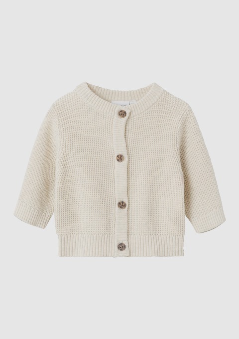 Ein cremefarbener Strickpullover mit kurzen Ärmeln und Knöpfen. Ein cremefarbener Strickpullover mit kurzen Ärmeln und Knöpfen.