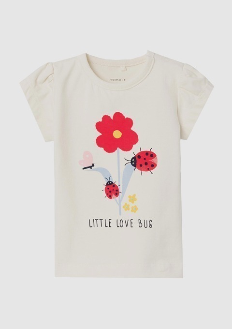 Ein weißes T-Shirt mit einem bunten Motiv: einer roten Blume und mehreren Marienkäfern, mit dem Text „LITTLE LOVE BUG“. Ein weißes T-Shirt mit einem bunten Motiv: einer roten Blume und mehreren Marienkäfern, mit dem Text "LITTLE LOVE BUG".