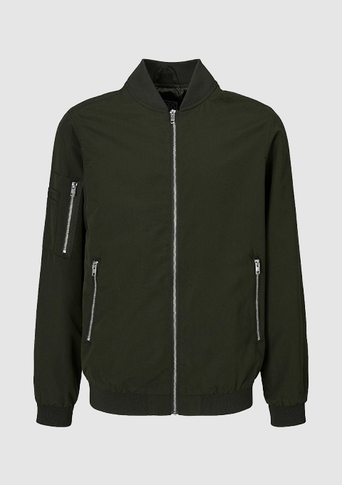 Dunkelgrüne Bomberjacke mit Reißverschlüssen und elastischen Bündchen. Dunkelgrüne Bomberjacke mit Reißverschlüssen und elastischen Bündchen.