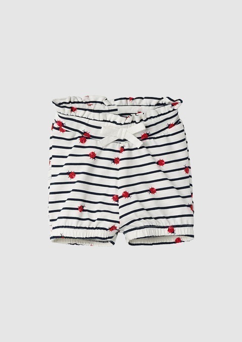 Gestreifte kurze Hose mit roten Blumenmuster und einem elastischen Bund. Gestreifte kurze Hose mit roten Blumenmuster und einem elastischen Bund.