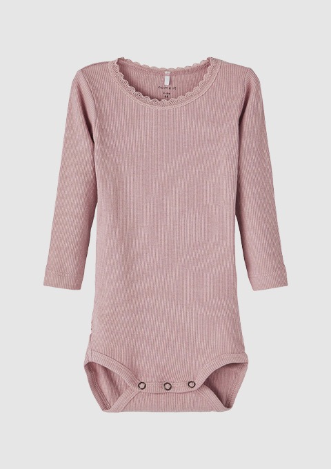 Rosa Babystrampler mit langen Ärmeln und einem gewelltem Halsauschnitt. Rosa Babystrampler mit langen Ärmeln und einem gewelltem Halsauschnitt.