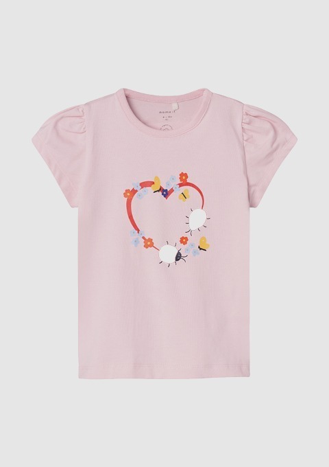 Ein pinkes T-Shirt mit einem Herz und bunten Blumen und Käfern auf dem Druck. Ein pinkes T-Shirt mit einem Herz und bunten Blumen und Käfern auf dem Druck.