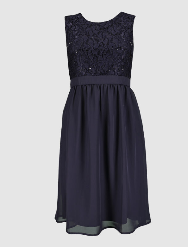 Ein dunkelblaues Kleid mit Spitzenoberteil und ausgestelltem Rock.