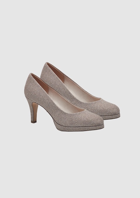 Beige Pumps mit Absatz.