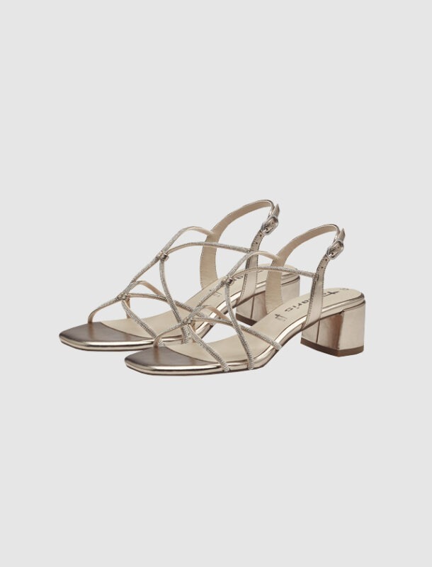 Beige Riemchensandalen mit Blockabsatz.