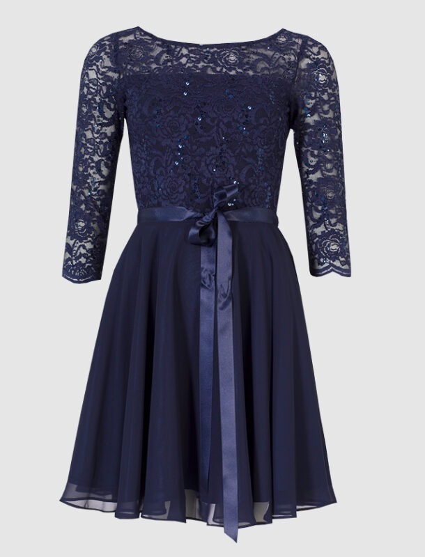 Ein elegantes, dunkelblaues Kleid mit Spitze und drei Viertelärmeln, dekoriert mit einem Satinband in der Taille.