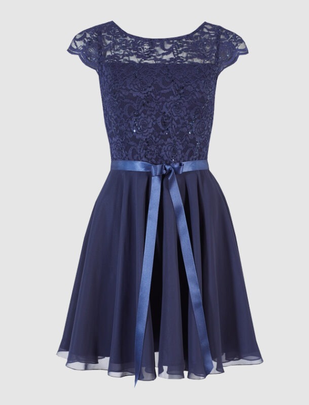 Ein elegantes, dunkelblaues Kleid aus Spitze mit Tüllrock und Satinband.