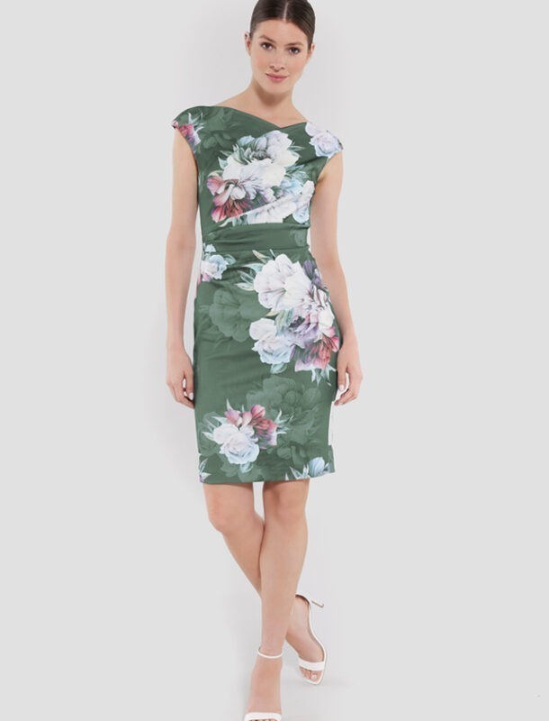 Eine Frau trägt ein blumiges, grünes Kleid mit einem schmalen Schnitt und kurzen Ärmeln.