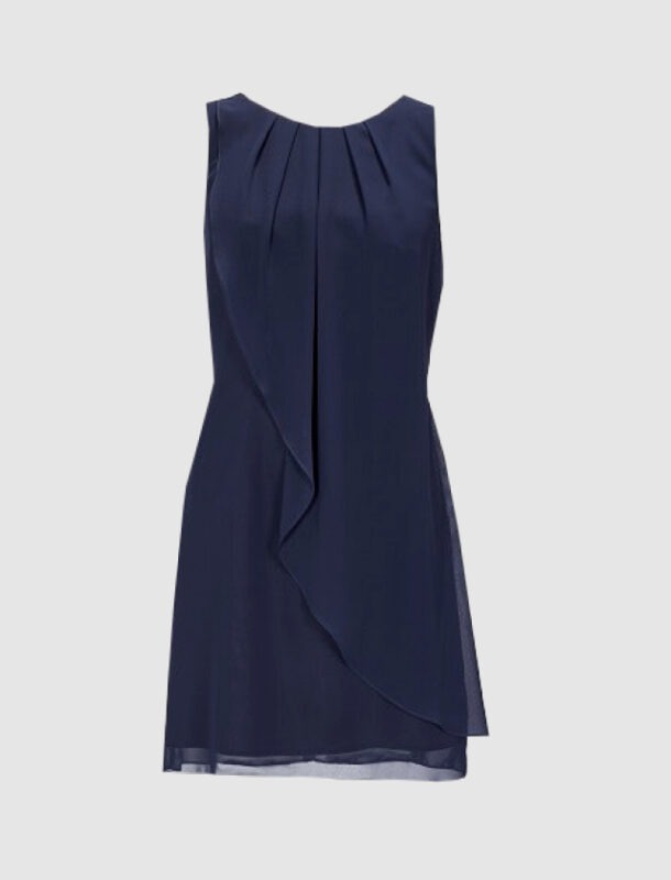 Ein ärmelloses, dunkelblaues Kleid mit Raffung und einem asymmetrischen Saum.