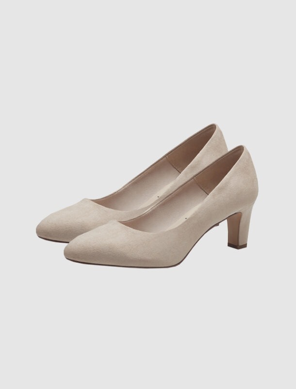 Beige Pumps mit niedrigem Absatz.