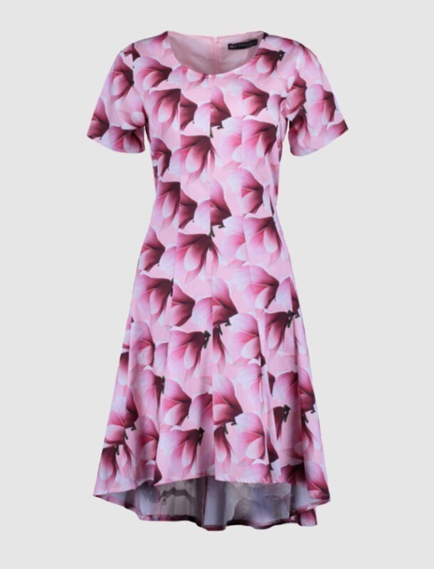 Ein rosa Kleid mit floralem Muster in Pinktönen.