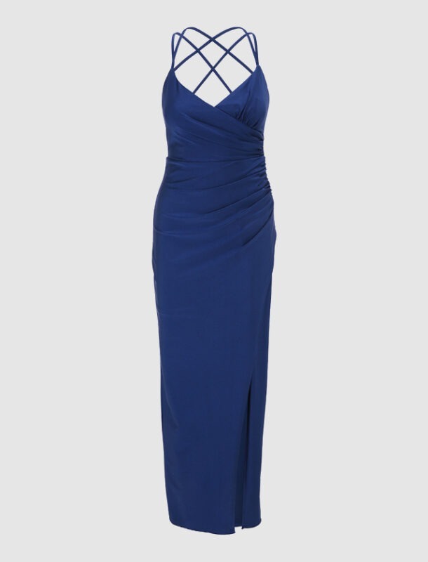 Ein elegantes, ärmelloses Abendkleid in Dunkelblau mit gekreuzten Trägern und Drapierungen.