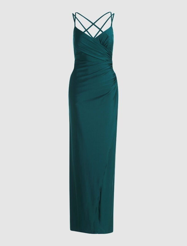 Ein langes, elegantes Kleid in Türkis mit schmalen, gekreuzten Trägern und Drapierung.