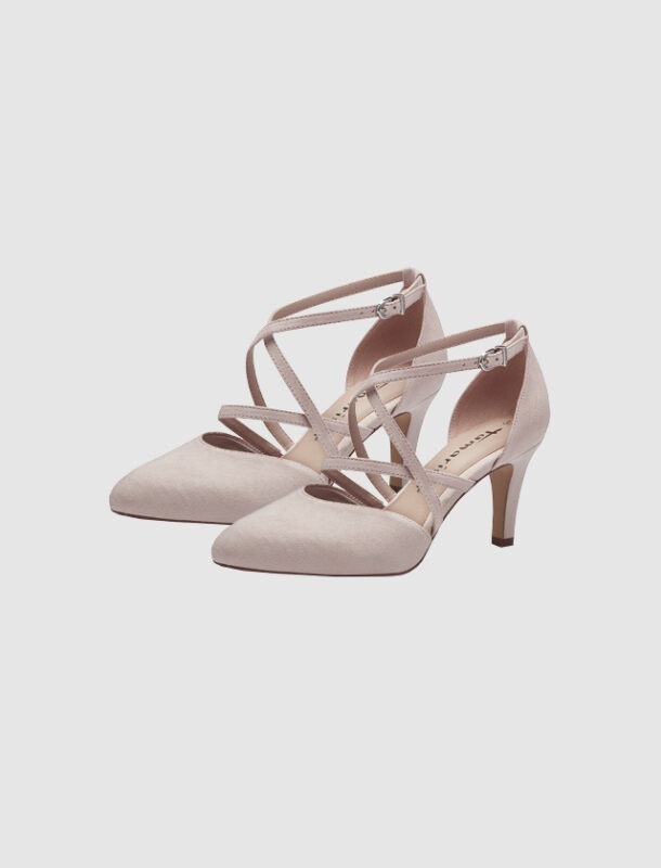 Beige Pumps mit verzierten Riemen und einem hohen Absatz.