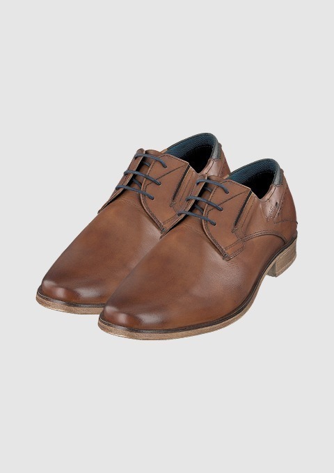 Braune Herrenlederschuhe mit Schnürsenkeln.