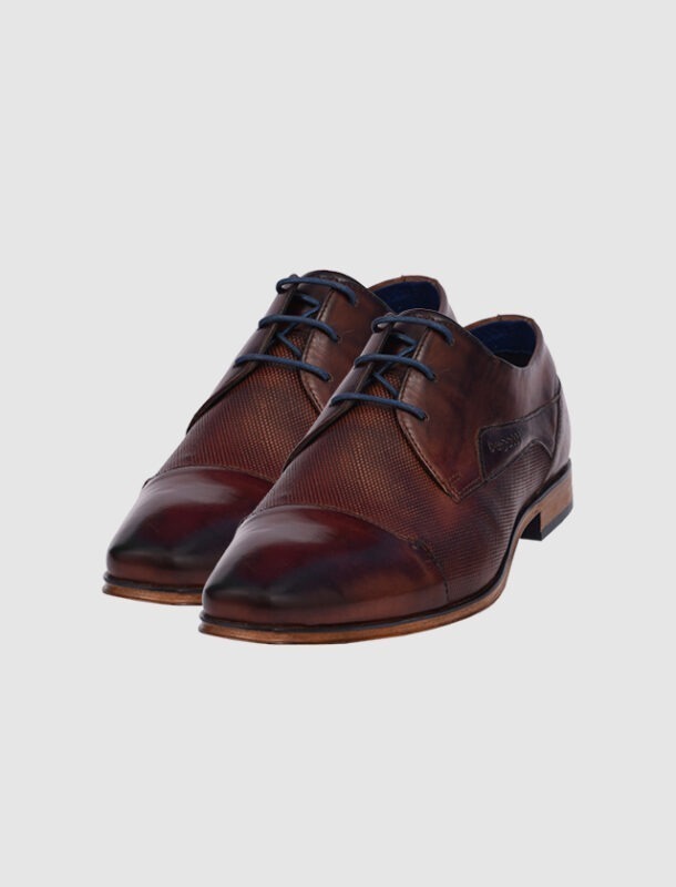 Braune, elegante Schuhe mit zusätzlicher Struktur und schnörkeligen Details.