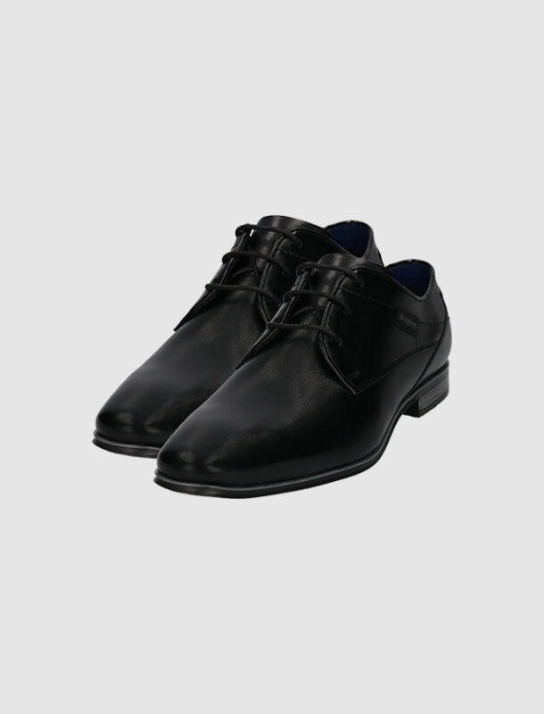 Schwarze Lederschuhe mit Schnürung.