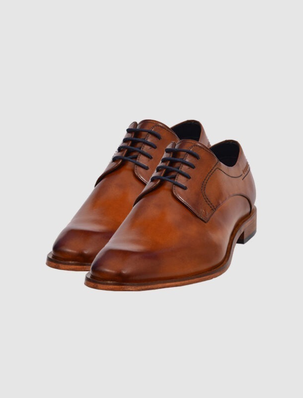 Braune Lederschuhe mit Schnürung.