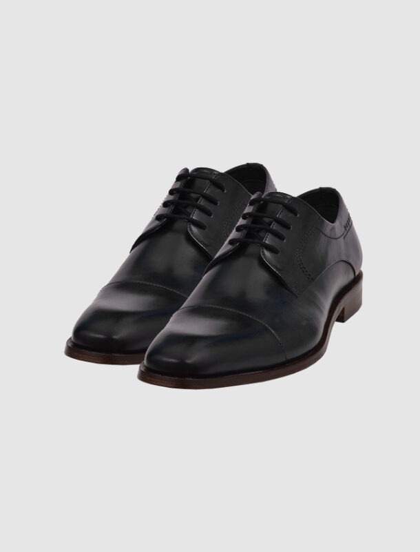 Schwarze, elegante Lederschuhe mit Schnürung.