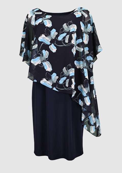 Ein Kleid mit floralem Muster und transparentem Überwurf in Blau und Weiß auf navy Hintergrund.