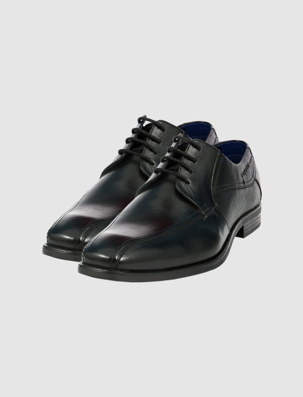 Schwarze Halbschuhe mit Schnürung.