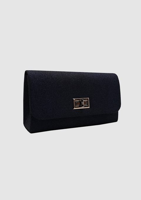 Eine schwarze Clutch mit einem goldenen Verschluss.