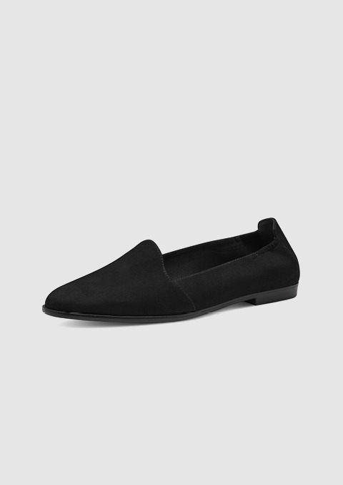 Ein schwarzer, flacher Schuh aus Wildleder.