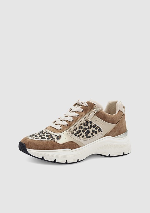 Sneaker in Beige mit Leopardenmuster und weißen Schnürsenkeln.