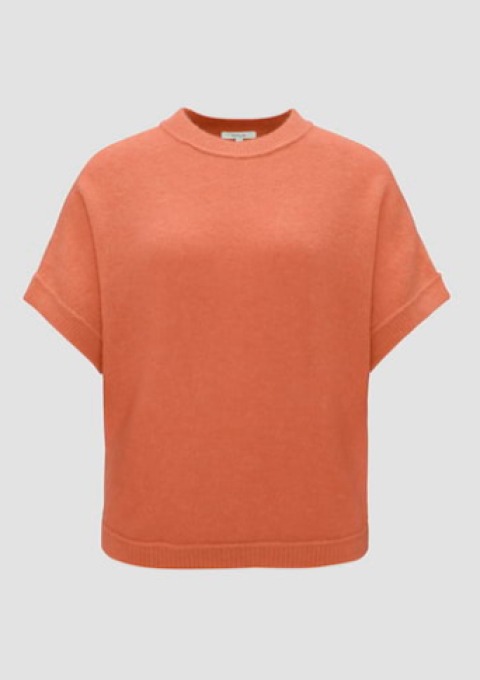Ein oranger, oversized Pullover mit kurzen Ärmeln und rundem Ausschnitt.