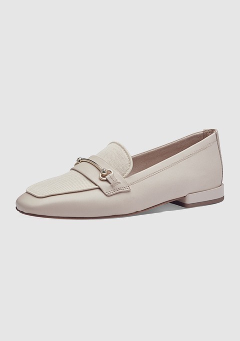 Beige Ballerina-Schuhe mit einer strukturierten Vorderseite und flachem Absatz.