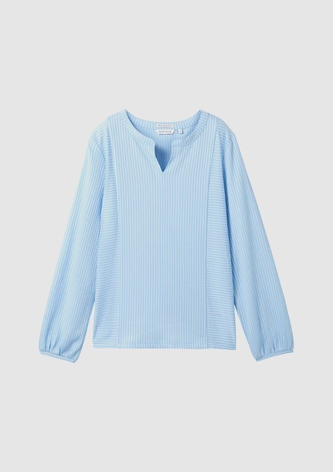 Helles, gestreiftes, blaue Bluse mit langen Ärmeln und rundem Ausschnitt. Helles, gestreiftes, blaue Bluse mit langen Ärmeln und rundem Ausschnitt.
