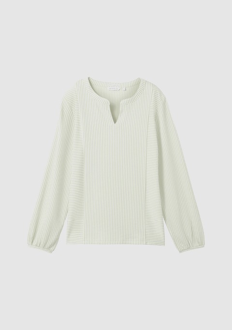 Ein hellgrünes, gestreiftes Langarmshirt mit V-Ausschnitt. Ein hellgrünes, gestreiftes Langarmshirt mit V-Ausschnitt.