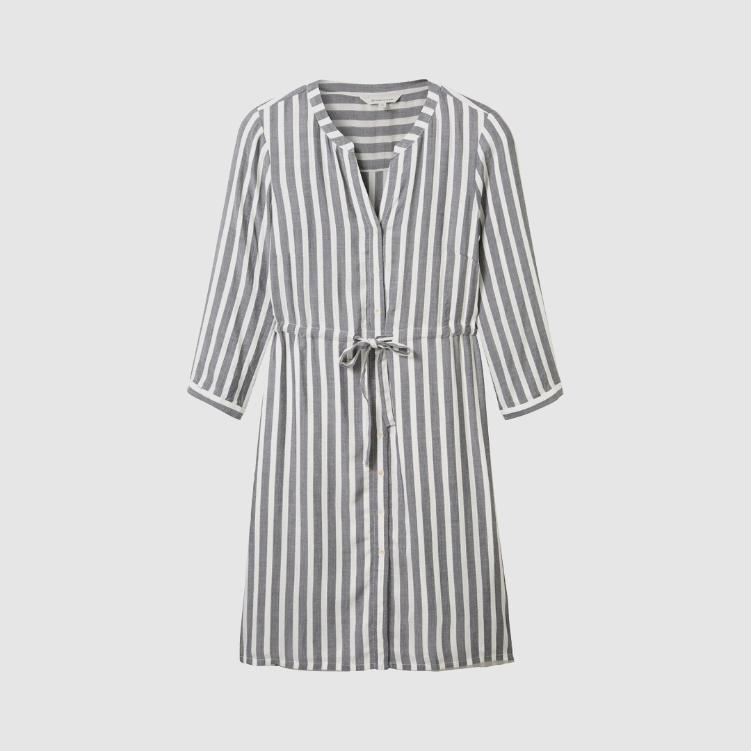 Ein gestreiftes Kleid in Grau und Weiß mit Knopfleiste und Gürtel an der Taille. Ein gestreiftes Kleid in Grau und Weiß mit Knopfleiste und Gürtel an der Taille.