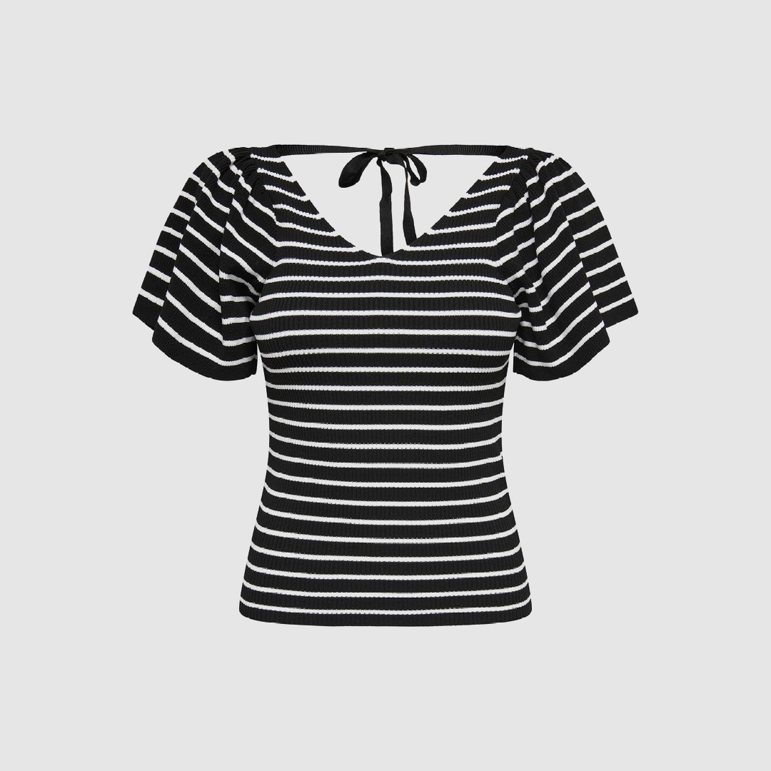 Gestreiftes Oberteil in Schwarz und Weiß mit einem V-Ausschnitt und Puffärmeln. Gestreiftes Oberteil in Schwarz und Weiß mit einem V-Ausschnitt und Puffärmeln.