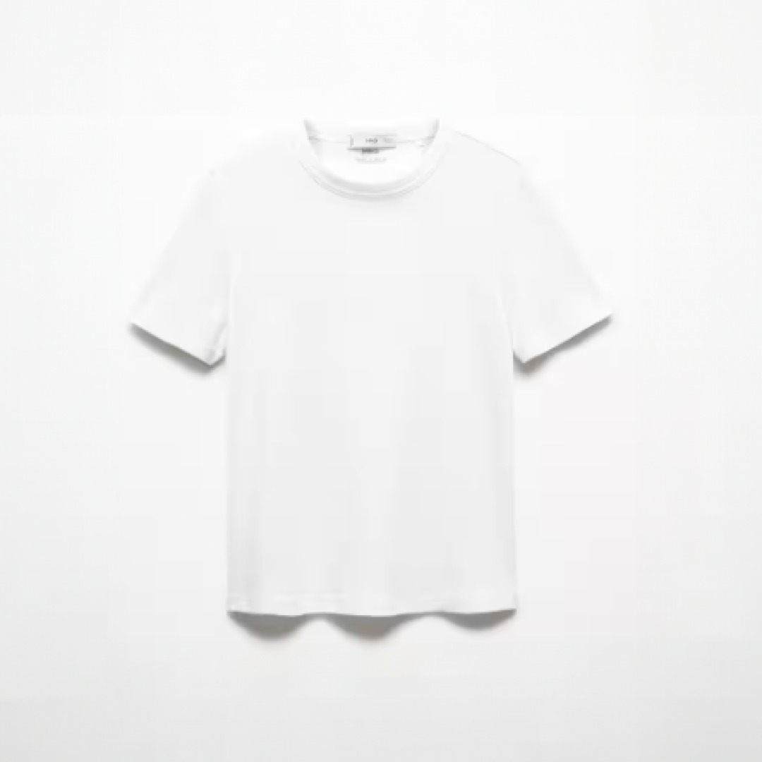 Ein schlichtes, weißes T-Shirt.